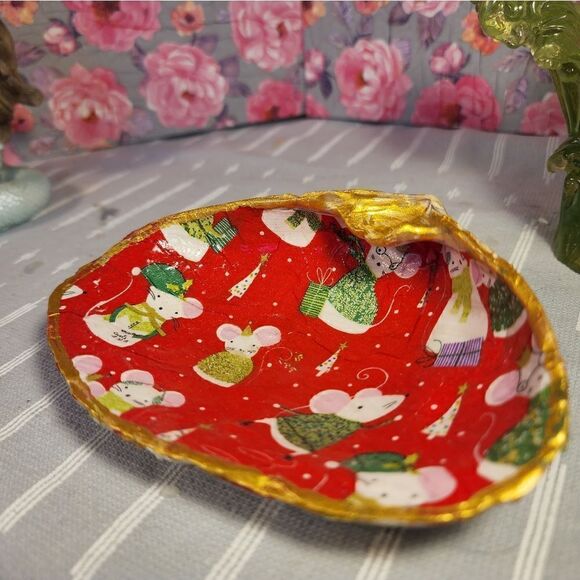 DECOUPAGE CLAM SHELL DECOUPAGE CHRISTMAS MICE ON A CLAM SHELL TRINKET DISH - Picture 7 of 11